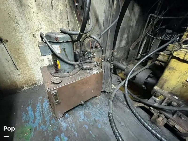Tàu kéo lưới để bán