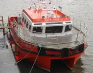 Tàu hai thân để bán