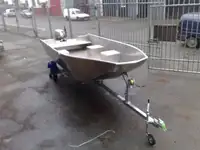 Tàu làm việc để bán