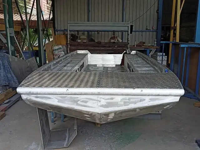 Tàu làm việc để bán