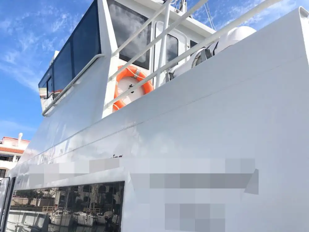 Tàu hai thân để bán