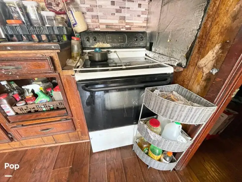 Tàu kéo lưới để bán