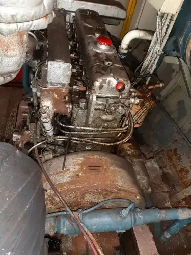Tàu kéo lưới để bán
