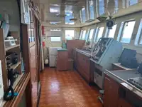 Tàu kéo lưới để bán