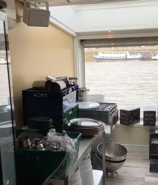 Tàu chở khách và hàng hóa để bán