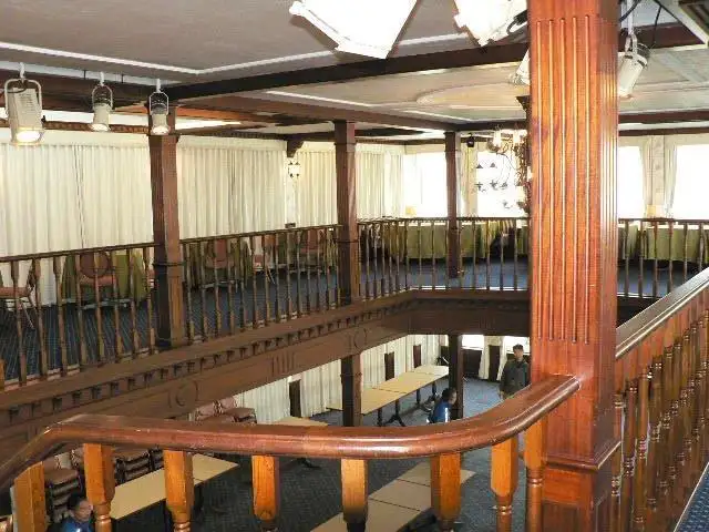 Tàu hai thân để bán