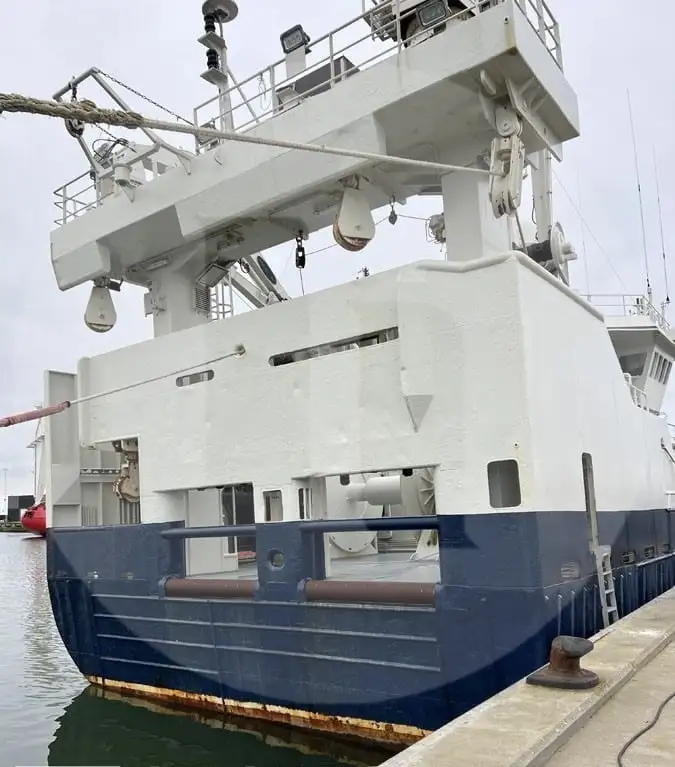 Tàu kéo lưới để bán
