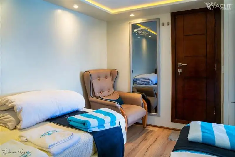 Tàu hỗ trợ lặn để bán