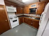 Tàu chở thủy thủ đoàn để bán