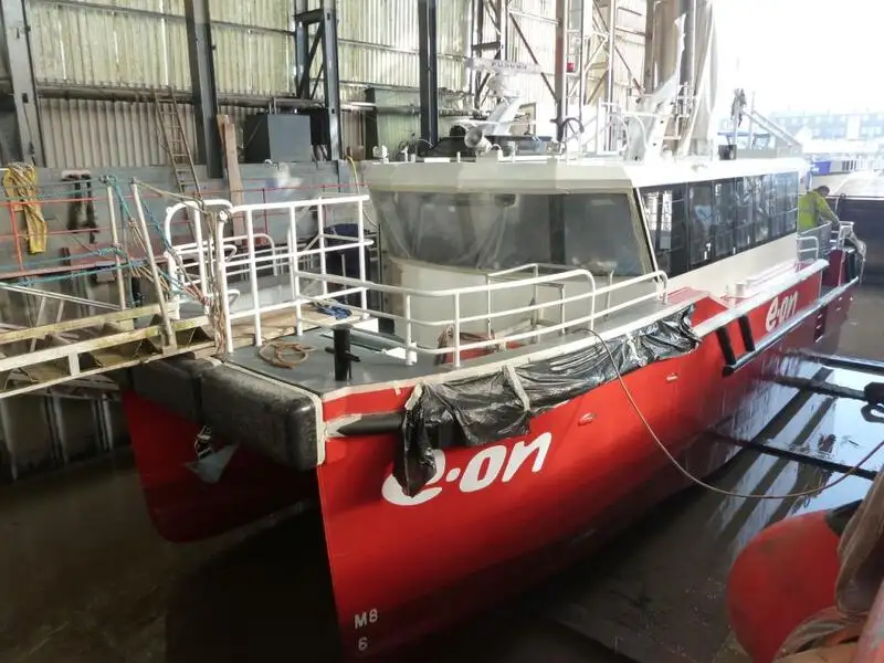 Tàu hai thân để bán