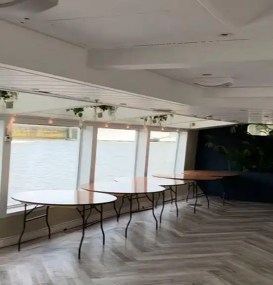 Tàu chở khách và hàng hóa để bán