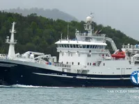 Tàu kéo lưới để bán