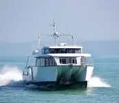 Tàu chở khách rao bán