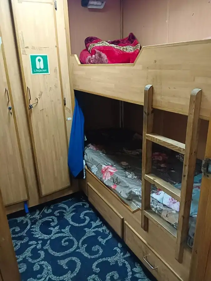 Tàu chở thủy thủ đoàn để bán