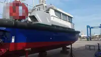 Tàu chở thủy thủ đoàn để bán