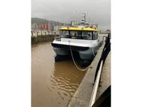 Tàu làm việc để bán