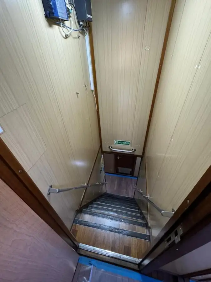 Tàu container để bán