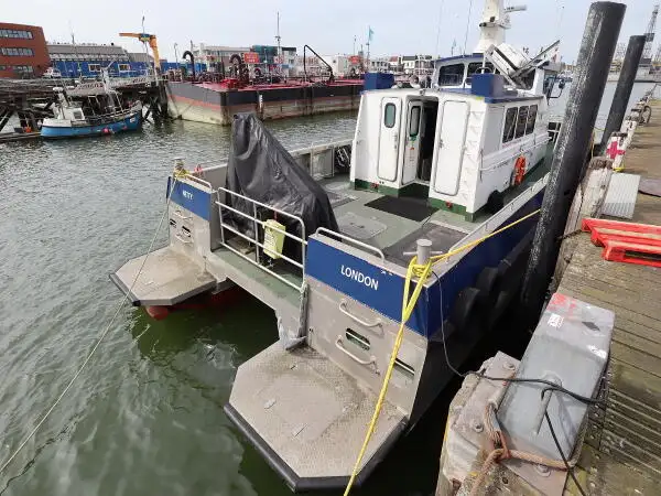 Tàu hai thân để bán