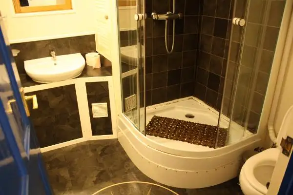 Tàu du lịch để bán
