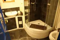 Tàu du lịch để bán