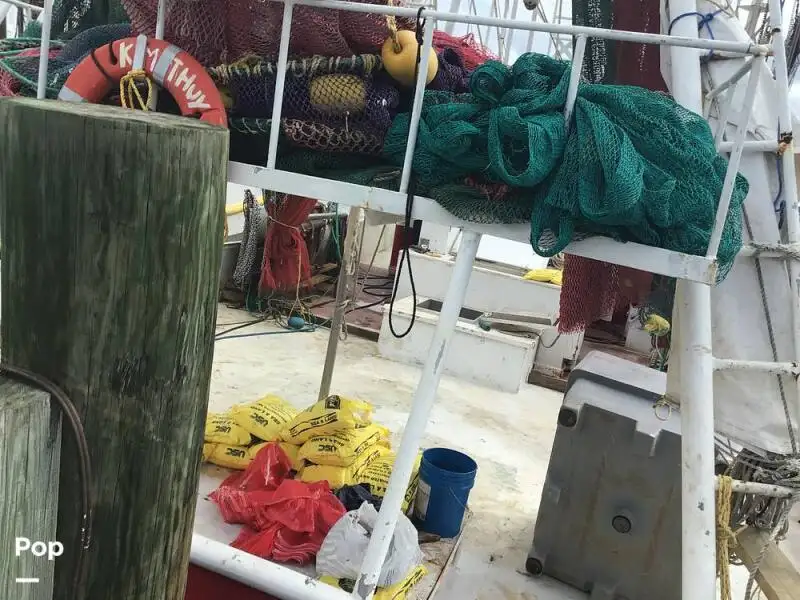 Tàu kéo lưới để bán