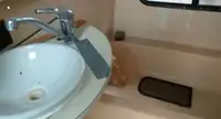Tàu chở thủy thủ đoàn để bán