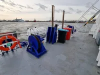 Tàu chở thủy thủ đoàn để bán