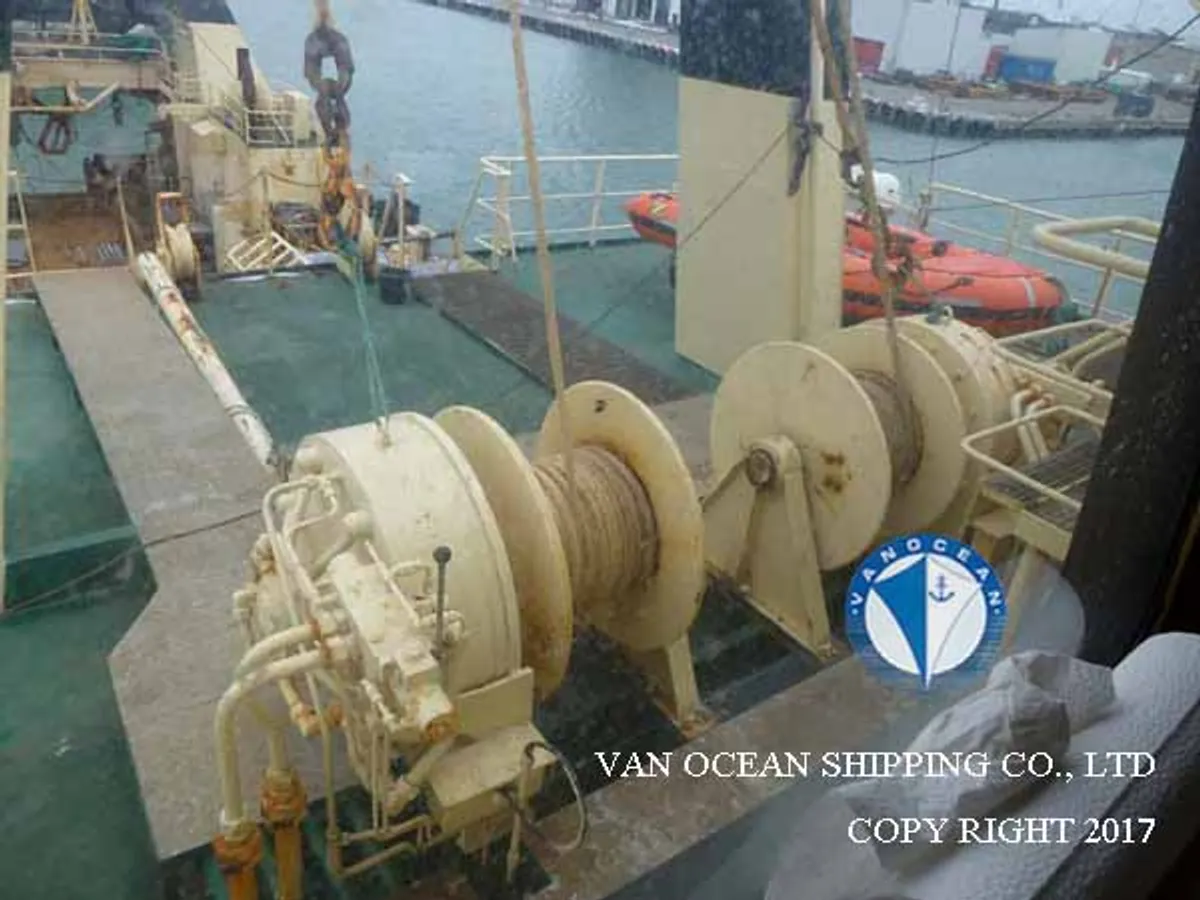 Tàu kéo lưới để bán