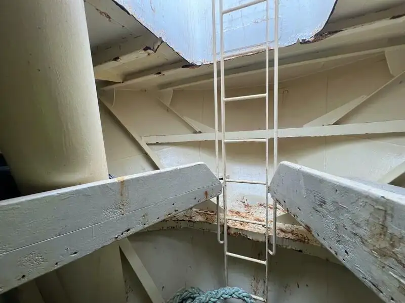 Tàu kéo lưới để bán