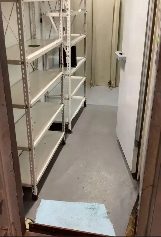 Tàu chở khách và hàng hóa để bán