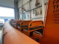 Tàu làm việc để bán