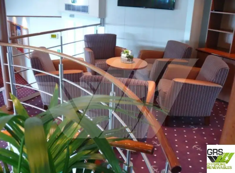 Tàu du lịch để bán