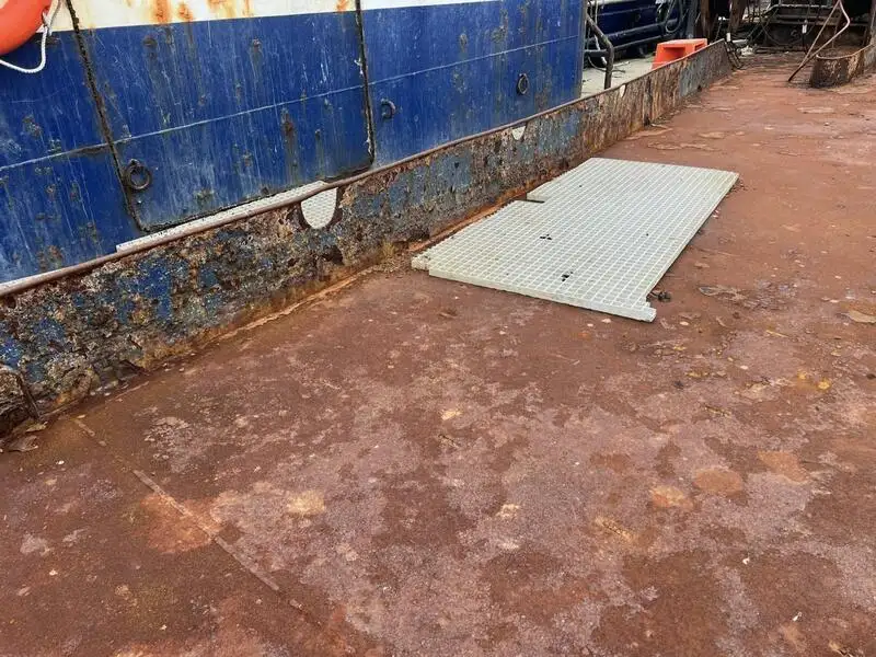 Tàu kéo lưới để bán