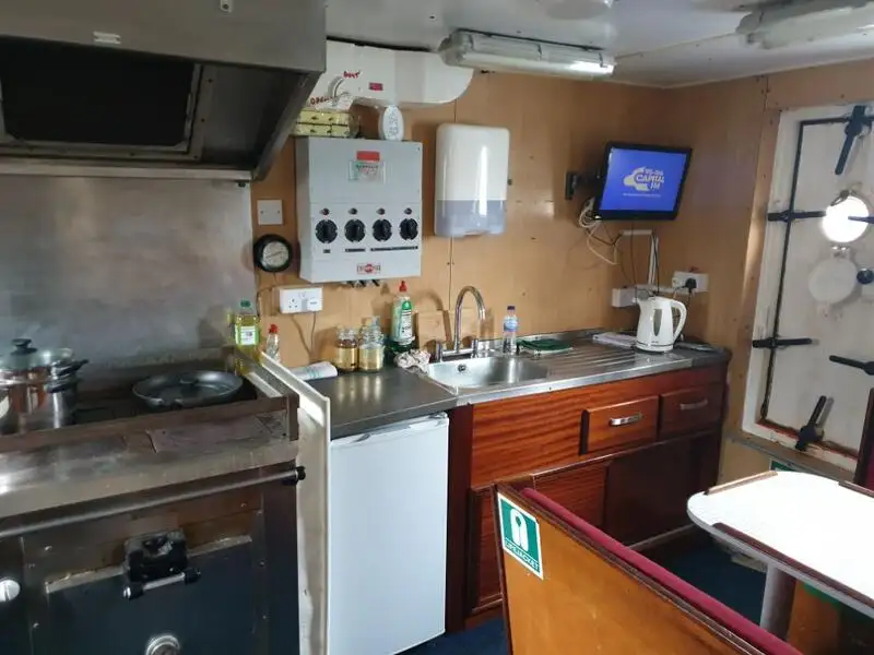 Tàu làm việc để bán
