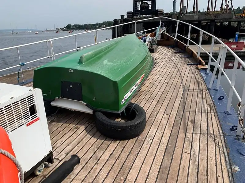Tàu dẫn đường để bán