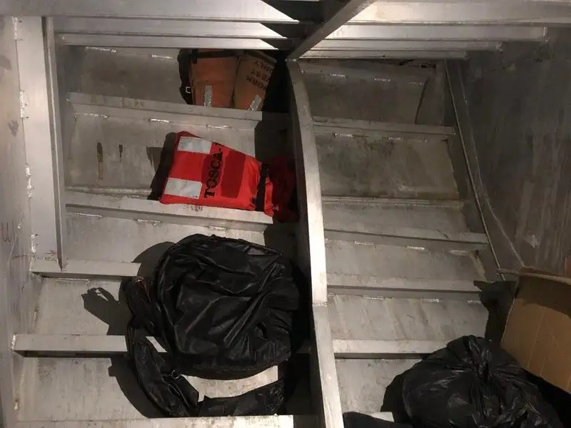 Tàu container để bán