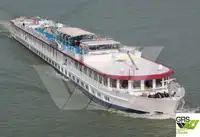 Tàu du lịch rao bán