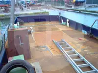 Tàu làm việc để bán
