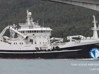Tàu kéo lưới để bán