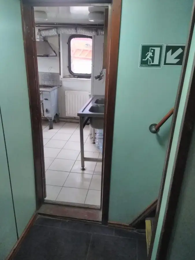 Sà lan để bán