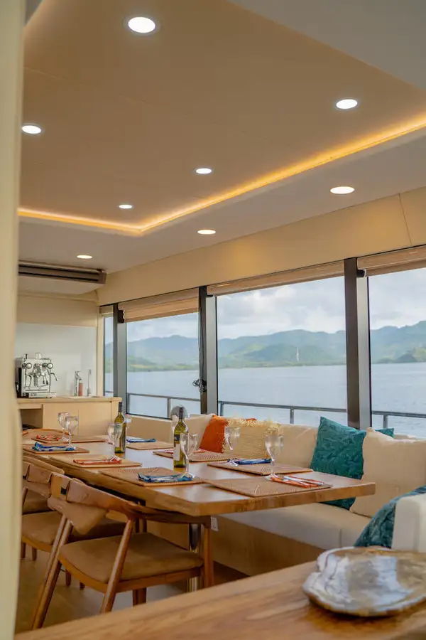 Tàu khảo sát để bán