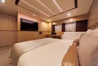 Tàu du lịch để bán
