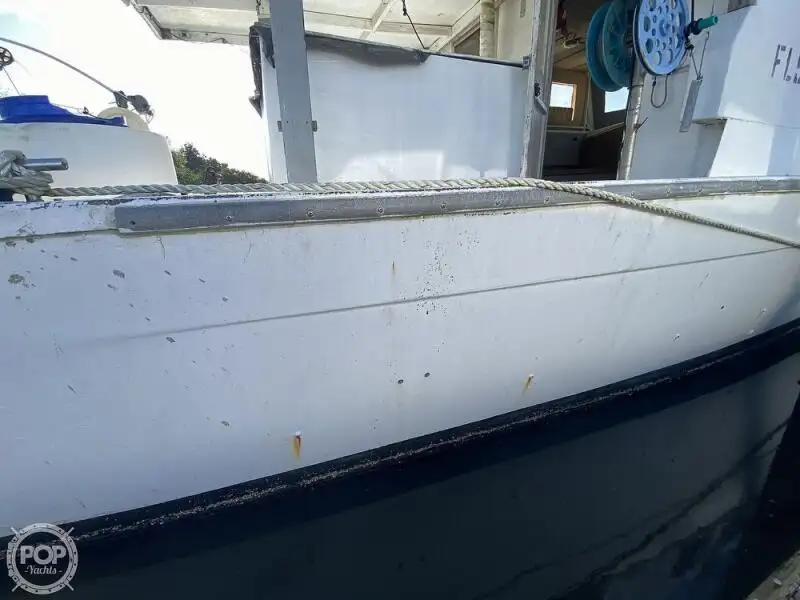 Tàu kéo lưới để bán