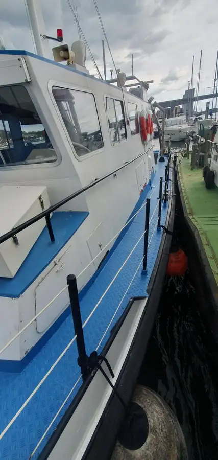 Tàu container để bán