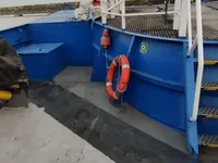 Tàu chở thủy thủ đoàn để bán