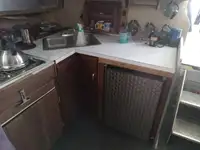 Tàu chở thủy thủ đoàn để bán