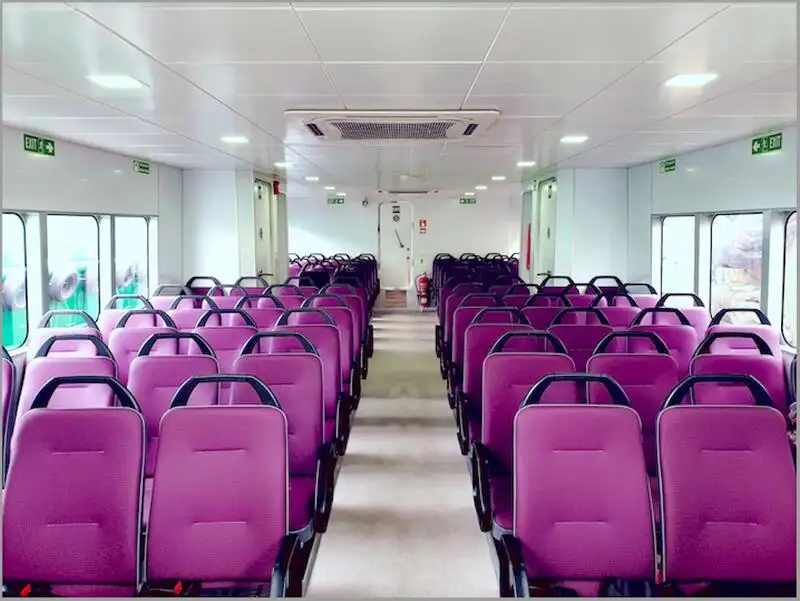 Tàu du lịch để bán