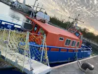 Tàu chở thủy thủ đoàn để bán