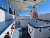 Tàu chở khách và hàng hóa để bán