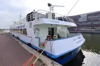 Tàu chở khách rao bán